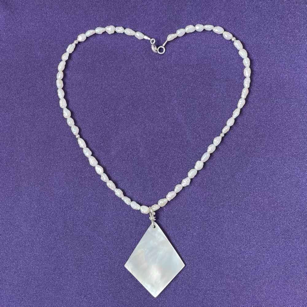 Handcrafted cultured freshwater rice pearl necklace. - Picture 1 of 10
